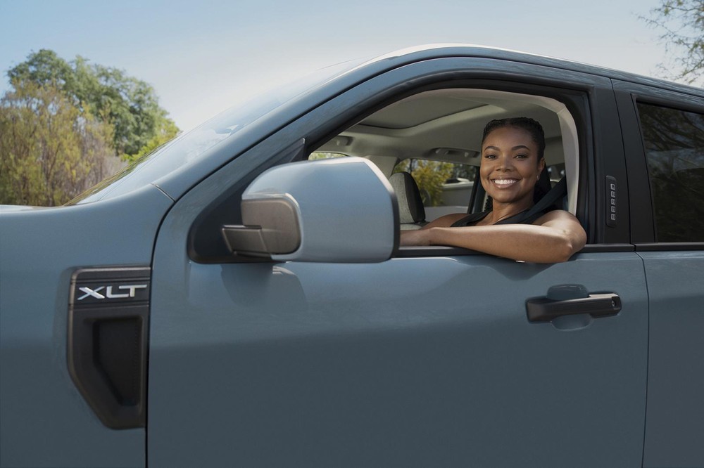 Nữ diễn viên Gabrielle Union chụp ảnh cùng một chiếc Ford Maverick 2022